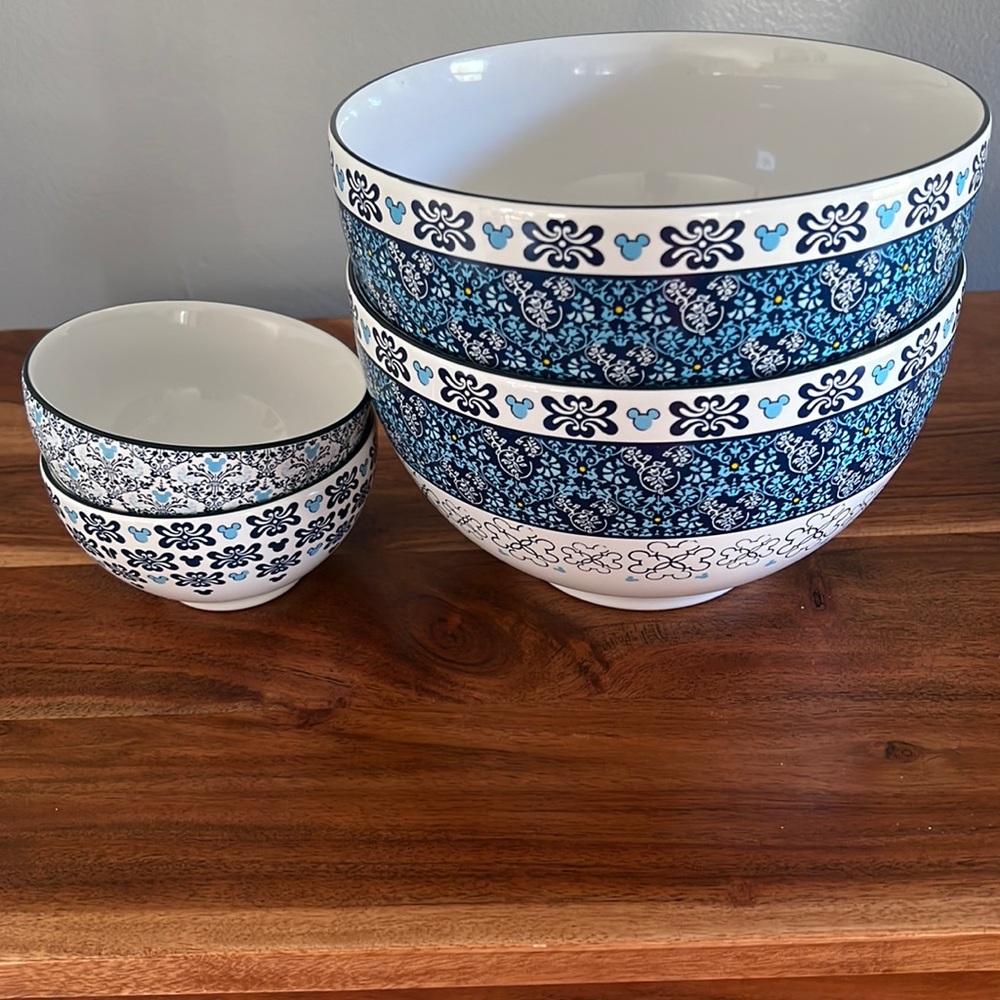 2 Mickey Mouse serving bowls with 2 noodle bowls